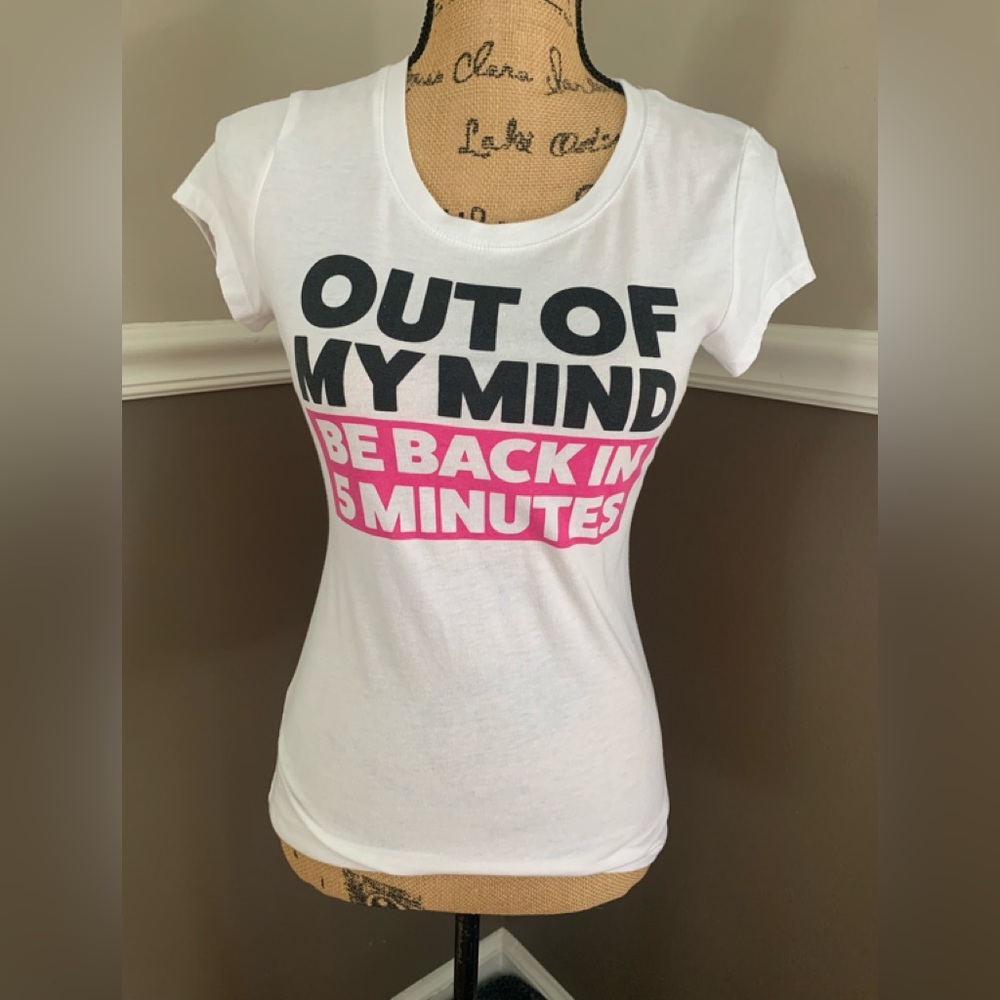 WOUND UP ladies 60% cotton short sleeve Tee LNWOT in size med (5-7)